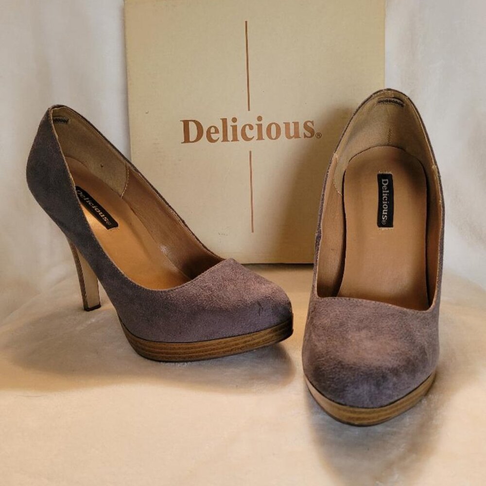 Delicious, size 9, grey suede